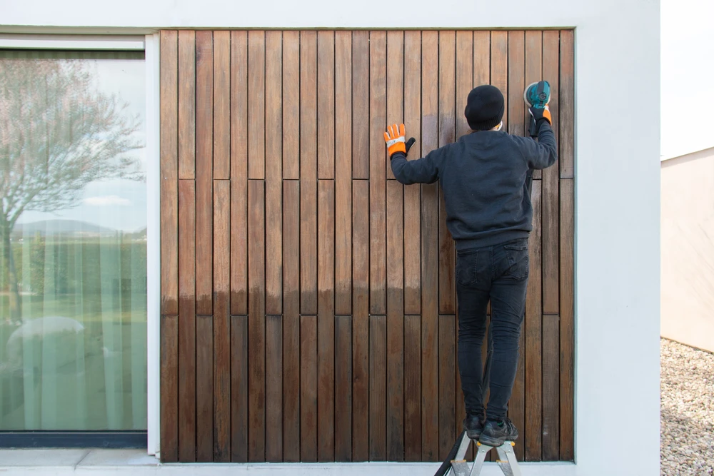 Chantier de construction extérieur avec pose d'isolation thermique par l'extérieur sur façade de maison individuelle