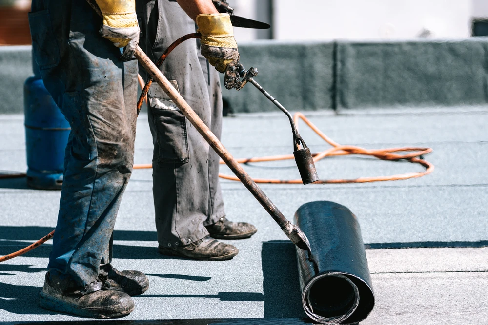 Chantier extérieur de travaux d'étanchéité sur toiture terrasse