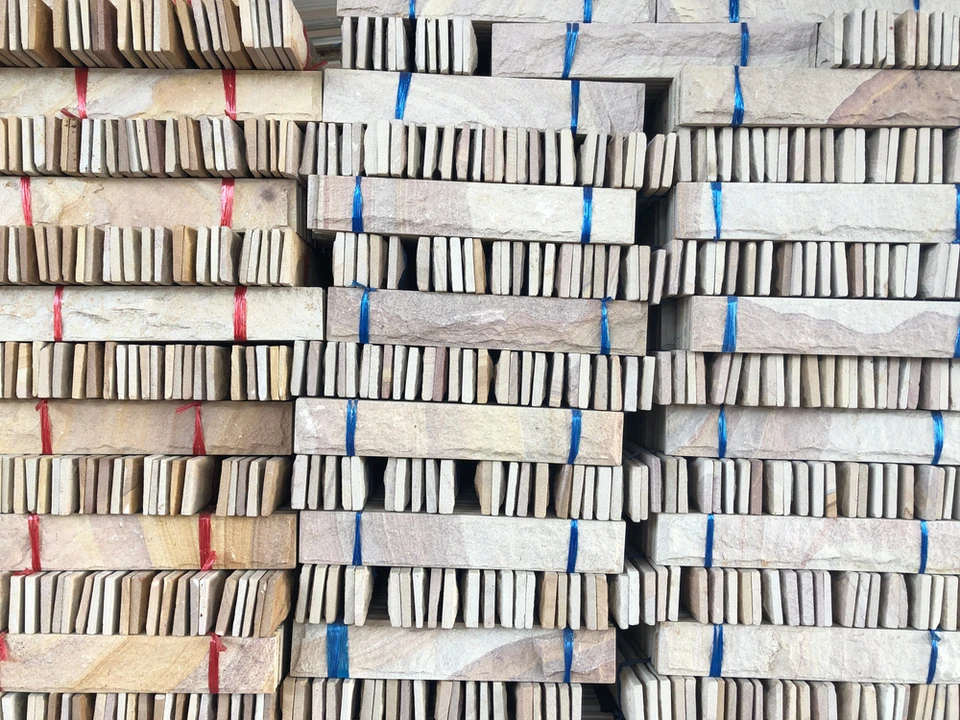 Extérieur d'un site de stockage de matériaux de construction avec empilement organisé de produits manufacturés