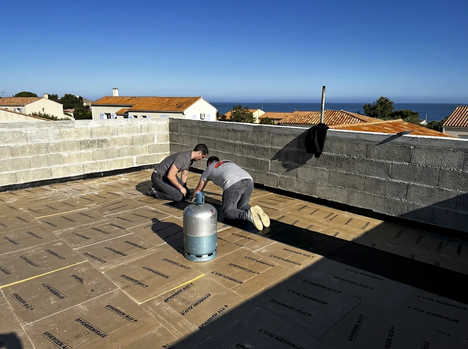 Ouvrier en bâtiment installant un panneau d'isolation thermique extérieure sur façade de maison en construction