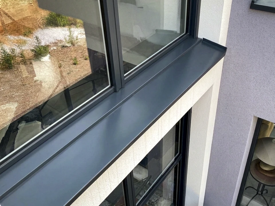 Plafond intérieur résidentiel présentant des dégâts d'eau importants avec infiltration active