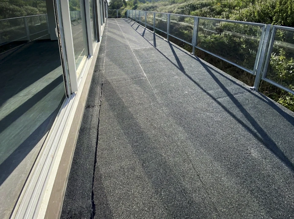 Extérieur, surface de béton gris avec traces d'humidité et taches sombres irrégulières