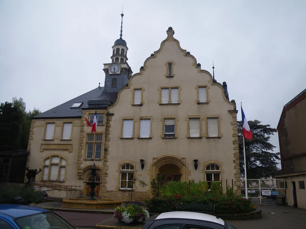 Photographie d'un bâtiment résidentiel ou commercial d'Amnéville, montrant une toiture, un balcon ou une terrasse, illustrant le type de structures sur lesquelles HL Étanchéité intervient dans cette région. Ou vue générale du paysage urbain/périurbain d'Amnéville avec ses caractéristiques architecturales locales.
