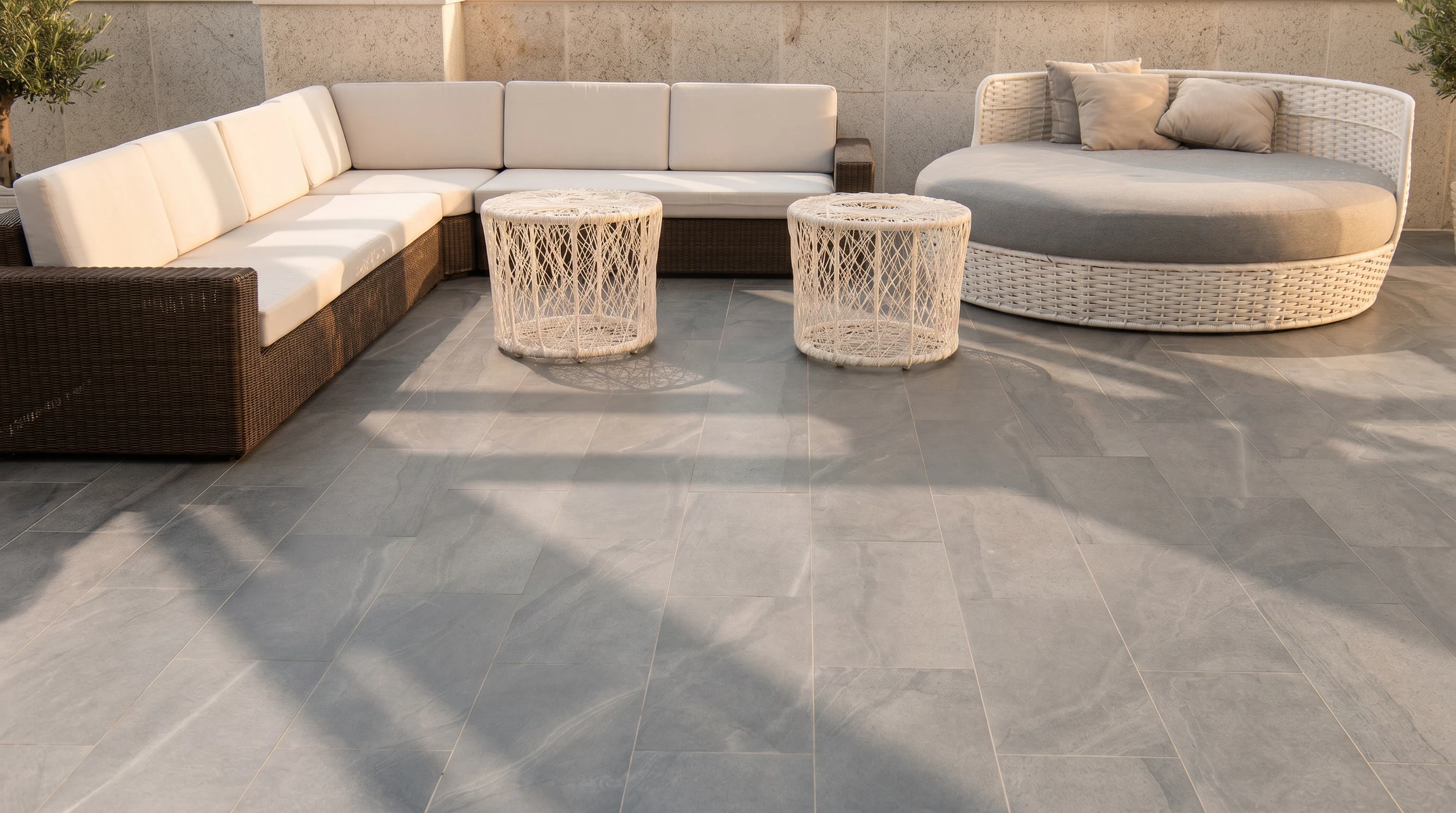 Terrasse extérieure moderne avec dalles en béton gris clair disposées en motif géométrique régulier